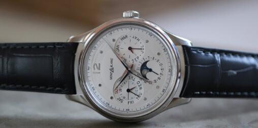 With the simple and elegant design, this Montblanc is suitable for formal occasion.