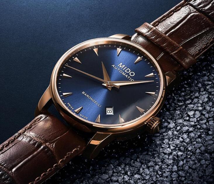 The brown leather strap adds the gentle temperament to the model.