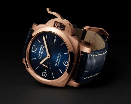 Swiss knock-off watches are attractive for the blue decoration.