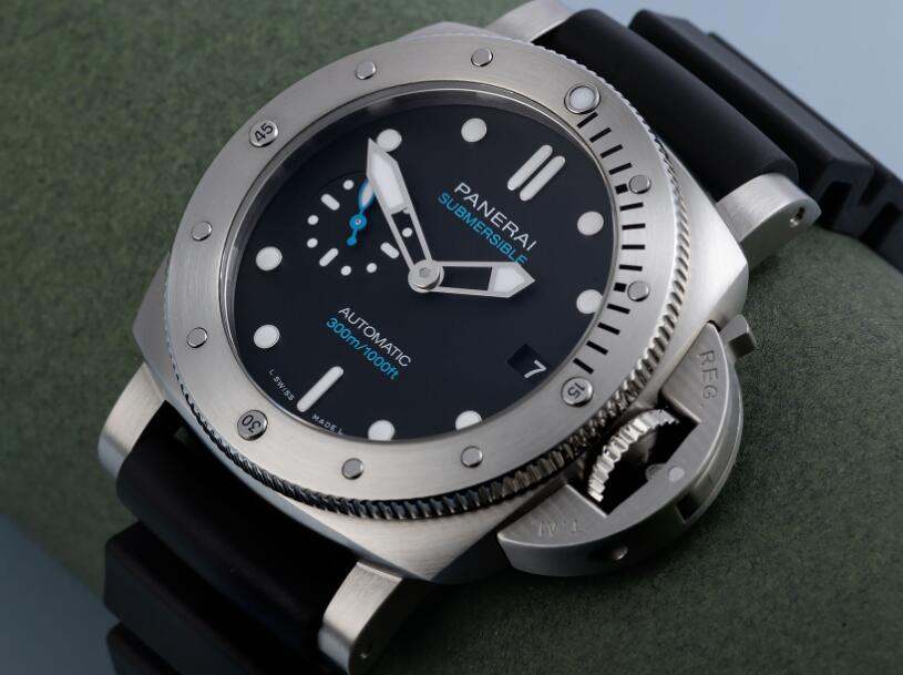 Swiss fake watches online have classic black color for dials.